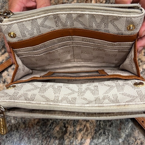 Michael Kors Korda cross body purse - Picture 5 of 8